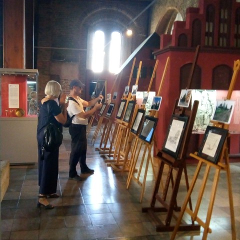 Powiększ obraz: Sala główna Ratusza Staromiejskiego w Muzeum Historii Szczecina, sztalugi z grafikami odtwarzającymi wygląd napoleońskiego Szczecina.