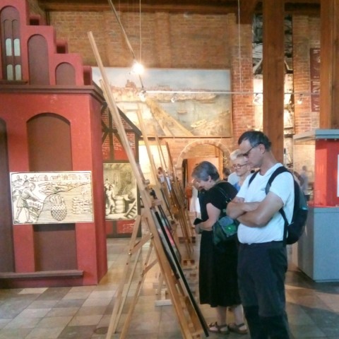 Powiększ obraz: Prezentacja grafik odtwarzających wygląd napoleońskiego Szczecina w Muzeum Historii Szczecina.