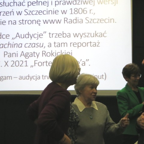 Powiększ obraz: Zakończenie prezentacji i zaproszenie do wysłuchania audycji poszerzającej temat spotkania