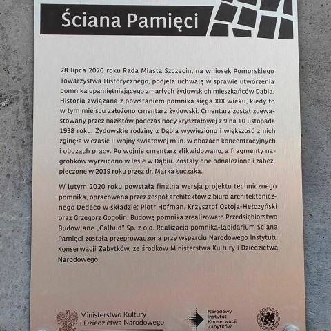 Powiększ obraz: Tablica informacyjna Ściany Pamięci - 28 lipca 2020 roku Rada Miasta Szczecin, na wniosek Pomorskiego Towarzystwa Historycznego, podjęła uchwałę w sprawie utworzenia pomnika upamiętniającego zmarłych żydowski mieszkańców Dąbia. 